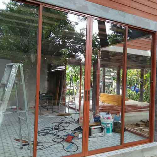 ร้านกระจกอลูมิเนียม ลำพูน ติดตั้งประตูกระจกอลูมิเนียมลายไม้