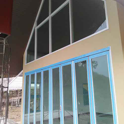 ร้านกระจกอลูมิเนียม ลำพูน ติดตั้งประตูกระจกบานเฟี้ยม